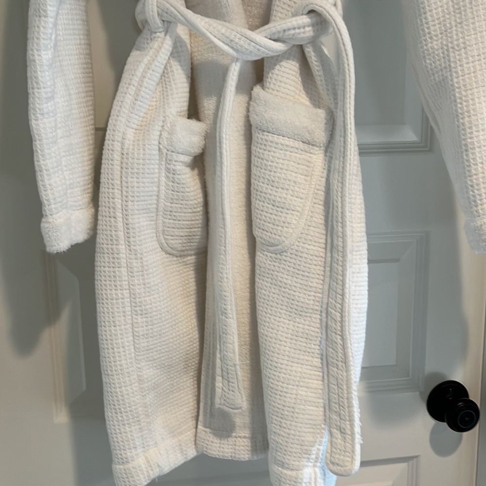 Cozy L/XL haven bathrobe waffle weave on outside, terrycloth on inside - Picture 4 of 5